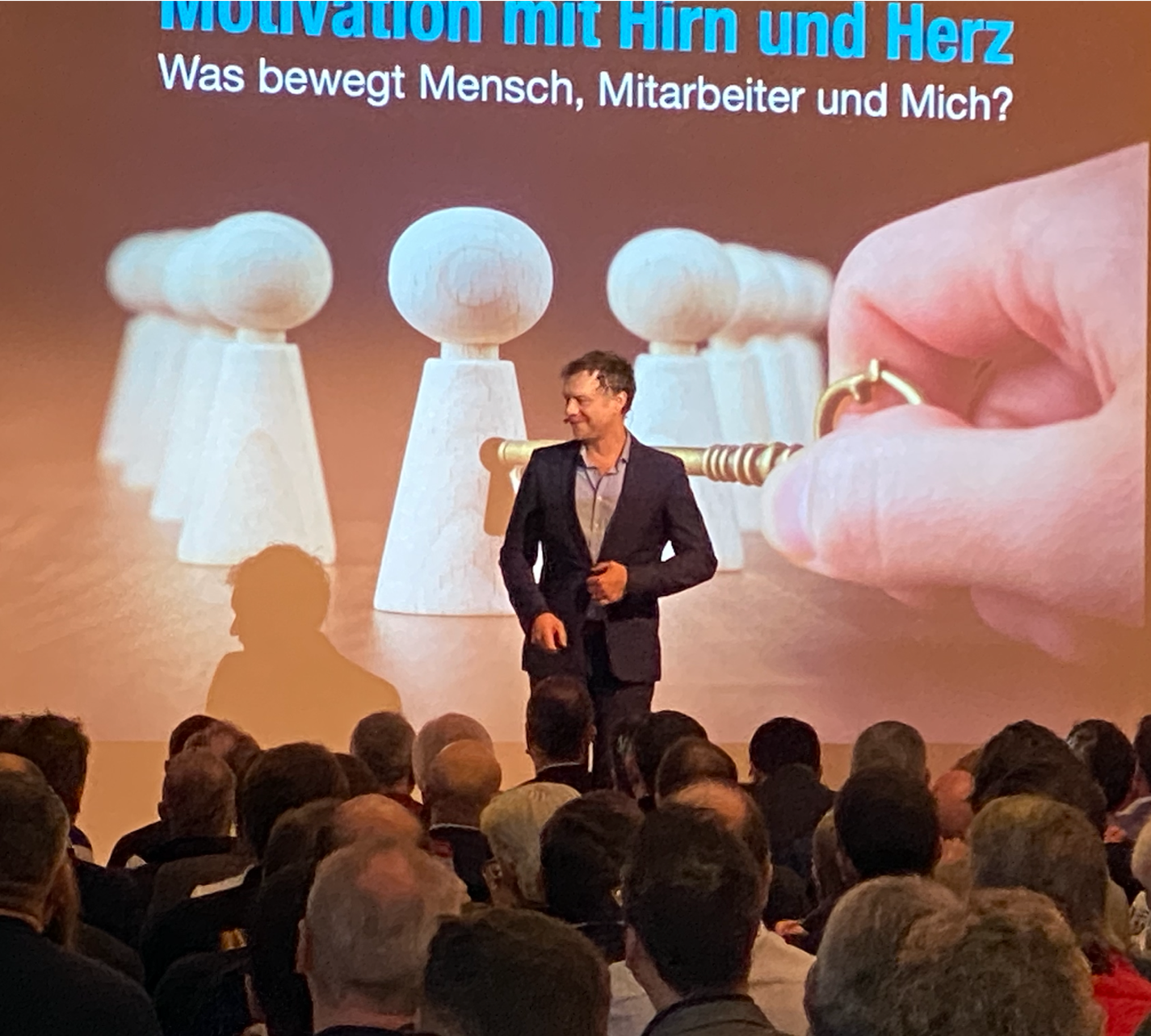 Motivation entsteht im Hirn, aber entwickelt sich durch ganz viel Herz Bild 3- Baufachkongress BAUMIT Oberstdorf - Dr. Volker Busch